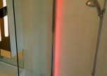 RAINBOW LED beleuchtetes Duschwandprofil als Badewannenaufsatz